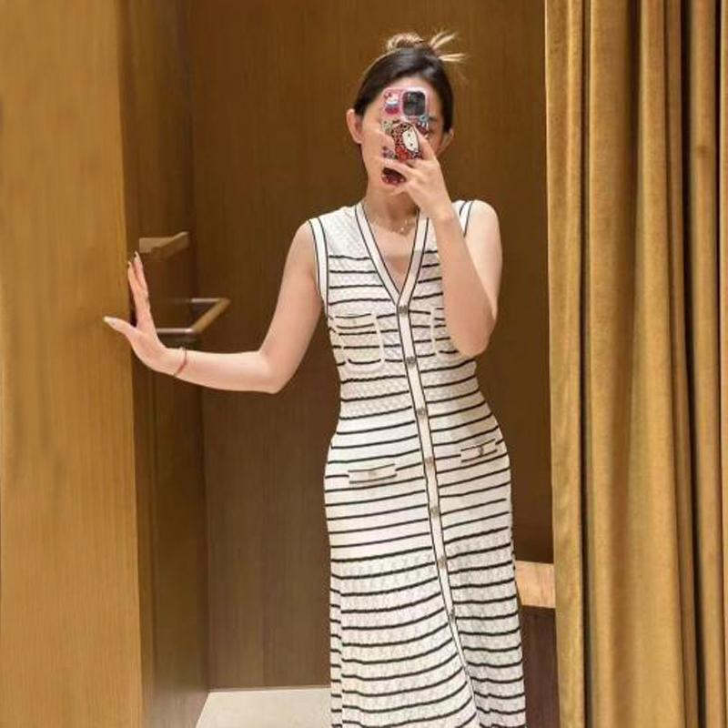 V-Vestido listrado de malha longa sem mangas do pescoço